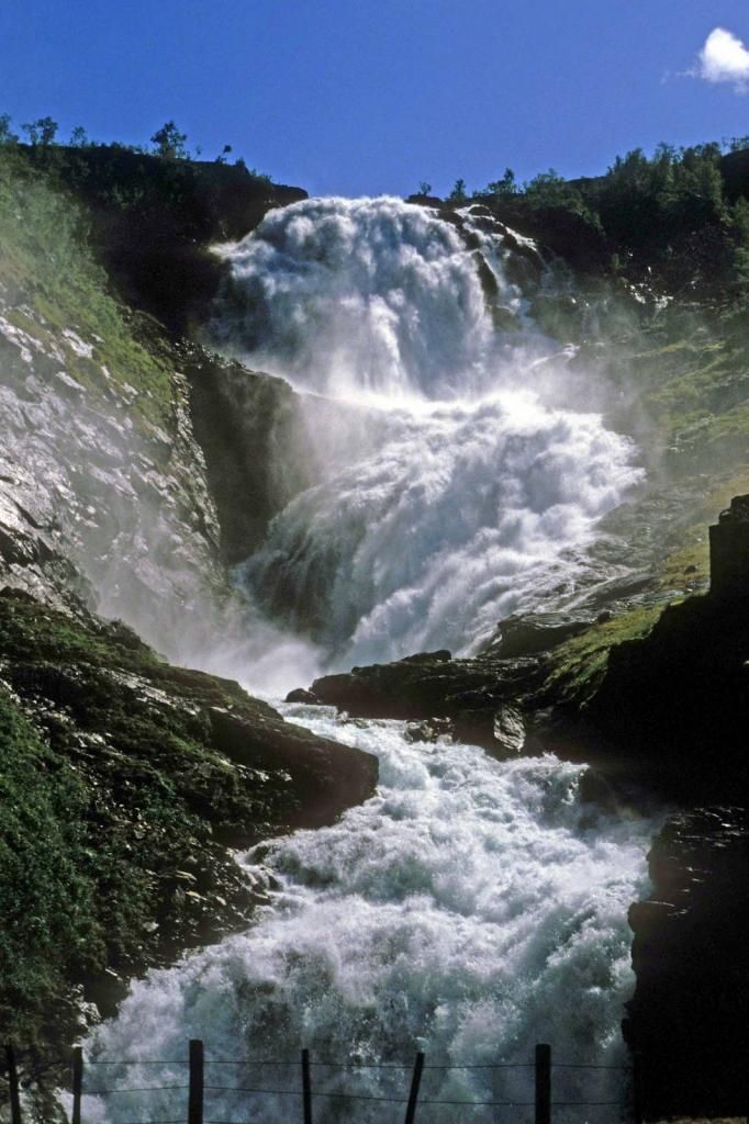 http://i589.photobucket.com/albums/ss331/Boris_amj/Kjosfossen_zps091e2955.jpg
