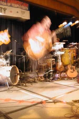 hantu main gitar.jpg